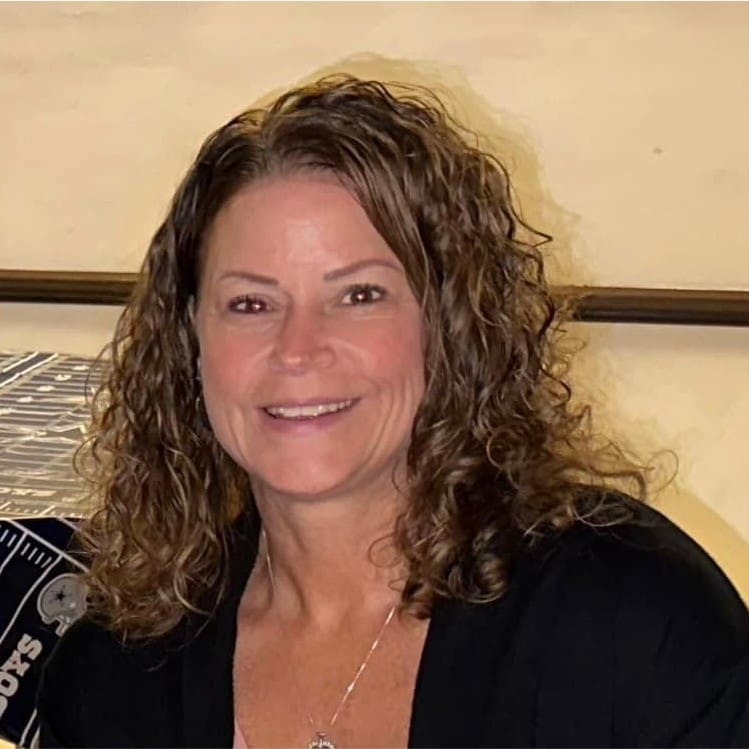 Headshot of Laura Holmes